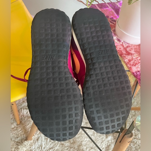 Nike sneakers! Women’s 6.5. Pink/ peach/ purple with suede back heel! - Picture 4 of 6